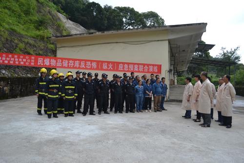 海峽科化龍巖三家單位聯(lián)合舉行民爆物品儲存反恐怖（縱火）應(yīng)急預(yù)案演練。 葉莉攝[2].jpg