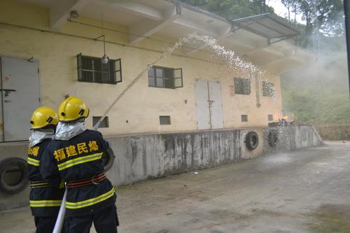 海峽科化龍巖三家單位聯(lián)合舉行民爆物品儲存反恐怖（縱火）應(yīng)急預(yù)案演練。兼職消防人員撲滅倉庫火��?��?葉莉攝[2].jpg