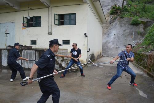 海峽科化龍巖三家單位聯(lián)合舉行民爆物品儲存反恐怖（縱火）應(yīng)急預(yù)案演練。圖為保衛(wèi)人員與暴恐嫌疑人搏斗��?葉莉攝[2].jpg