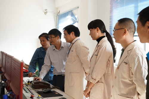 葉莉：吳彩洪董事長到龍巖分公司調(diào)研。圖為深入江山乳二車間試驗(yàn)線中控室查看，與技術(shù)方負(fù)責(zé)人親切交��?[2].jpg