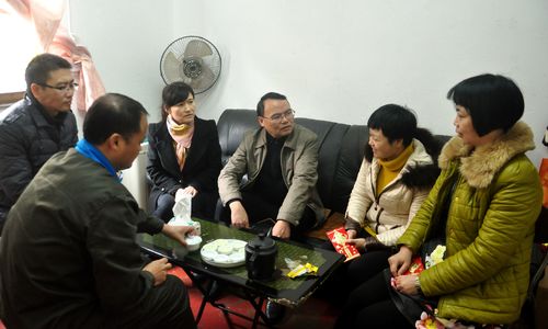 機(jī)電控股集團(tuán)陳伯煒副總一行節(jié)前深入?？朴来悍止疚繂柣疾÷毠?。(陳宏金)[2].jpg