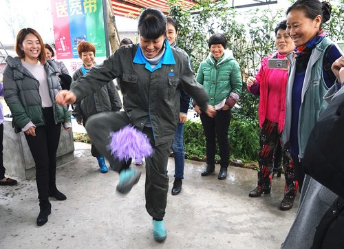 葉莉：龍巖分公司女工委開展三八節(jié)戶外活動。圖為踢毽子比賽。[2].jpg