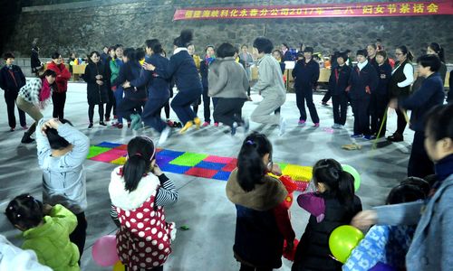 永春分公司三八節(jié)活動：光腳跳“指壓板”。（陳宏金）[3].jpg