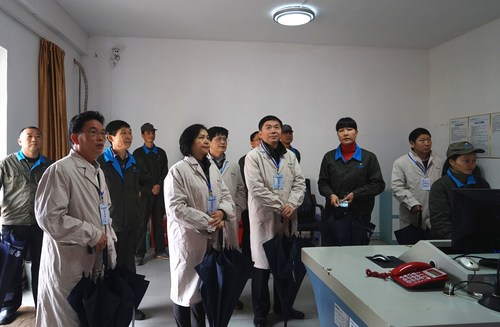 省國(guó)資委第二外派監(jiān)事會(huì)主席林志坤到海峽科化龍巖分公司調(diào)研。圖為調(diào)研組深入車間監(jiān)控室。葉莉攝[3].jpg