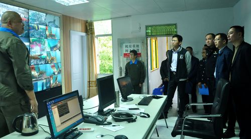 陳宏金：泉州市公安局到部門到永春分公司檢查安全維穩(wěn)工作，圖為在主監(jiān)控室察看生產(chǎn)情況。[3].jpg