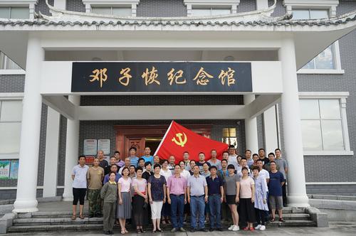 龍巖分公司七一期間開展“七個一”主題實踐活動。圖為黨員參觀鄧子恢紀念館1 葉莉攝.jpg