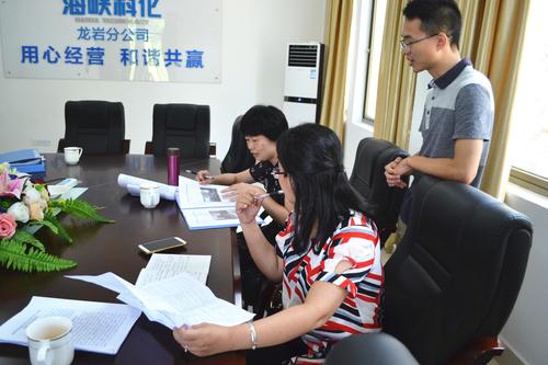 公司黨委副書記鄭慶樟帶隊(duì)到龍巖分公司開展黨建工作半年檢查。張力燕 攝.jpg