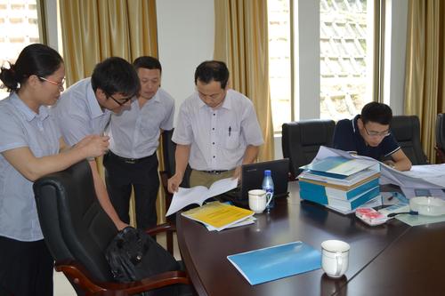 工信部安全生產(chǎn)司安全督查組到海峽科化龍巖分公司開展安全專項督察。圖為督察組專家相關(guān)內(nèi)業(yè)資料。蘇艷麗 攝.jpg