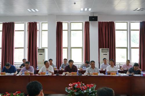 海峽科化龍巖分公司“SGR-FL型乳化炸藥生產(chǎn)系統(tǒng)”順利通過國(guó)家工信部科技成果鑒定。圖為工信部李維嘉巡視員對(duì)本次鑒定會(huì)進(jìn)行總結(jié)。鄧義楨 攝.jpg