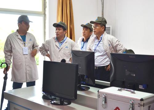 河北國(guó)防科工局副局長(zhǎng)趙勛一行到海峽科化龍巖分公司交流指導(dǎo)分公司。圖為民爆考察團(tuán)分組到一線車間參觀指導(dǎo)2.蘇艷麗 攝.jpg