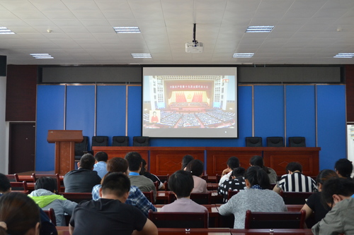 蘇艷麗：龍巖分公司組織員工收看十九大開幕式，聆聽習(xí)總書記的工作報告.jpg