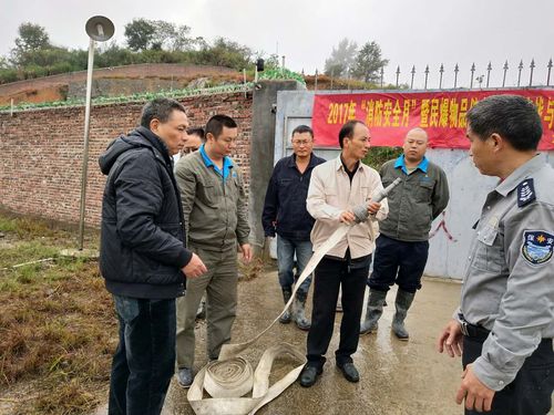 連益峰：公司副經(jīng)理講解消防水帶的正確連接。.jpg