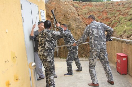 龍巖民化爆破霞浦分公司組織開展防火、防盜搶應(yīng)急演練 ，圖為防盜搶演練。（鐘志明 攝影）.jpg