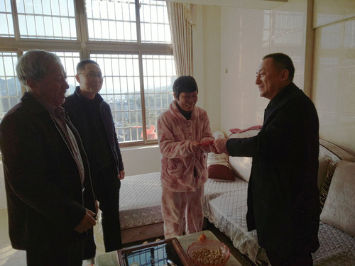 蘇艷麗：龍巖市安監(jiān)局調(diào)研員張炳輝、工會(huì)主席陳雁昌及龍巖分公司黨委書記、工會(huì)主席熊林輝慰問困難職工 .jpg