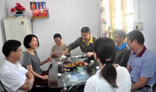 陳宏金：?？乒矩攧?wù)總監(jiān)于欽華一行到永春分公司慰問困難職工。.jpg