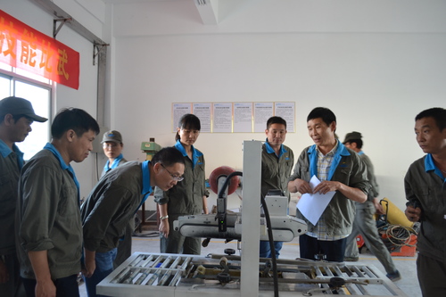 蘇艷麗：評委檢驗噴膠聯(lián)機(jī)安裝調(diào)試現(xiàn)場[2].jpg