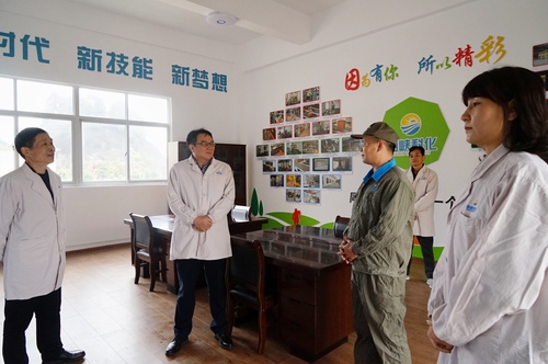 葉莉：海峽科化公司黨委書(shū)記、董事長(zhǎng)吳彩洪參觀龍巖分公司電氣自動(dòng)化“技能大師”創(chuàng)新工作室2.jpg