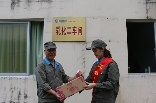 張力燕：龍巖分公司女工委組織女工黨員開展“戰(zhàn)高溫、防酷暑、保安全”送清涼活動1.jpg