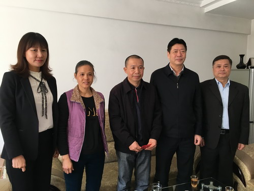 蘇艷麗：省機(jī)電控股公司黨委委員、紀(jì)委書記林心鑾一行到龍巖分公司慰問困難職工_調(diào)整大小.jpg