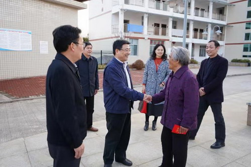 王俊欽：慰問現(xiàn)場_調整大小.jpg