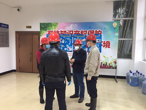 圖為：?？泣h委委員、副總經(jīng)理張賢鋒檢查指導(dǎo)疫情防控工作現(xiàn)場(chǎng)（拍攝者彭華）_調(diào)整大小.jpg