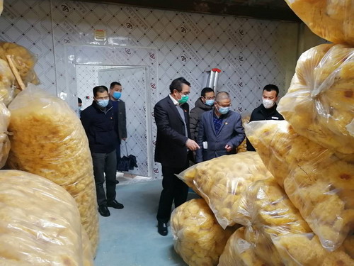 黃春生 ?？朴来?海峽科化公司黨委書記、董事長吳彩洪一行看望慰問駐山頭頂村第一書記黃春生1_調(diào)整大小.jpg