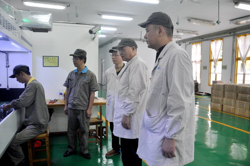 （建議采用）陳玉�?機電（控股）公司黨委委員、副總經理陳伯煒一行深入電子雷管生產線檢查_調整大小.JPG