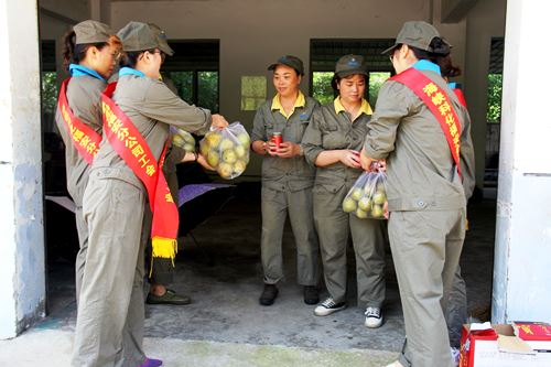 陳宏金：福安分公司工會、女工委到生產(chǎn)一線為職工送清涼�?.jpg