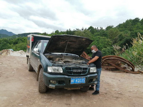 駕駛員張澤慶正在進(jìn)行發(fā)車(chē)前的車(chē)況檢查_(kāi)調(diào)整大小.jpg