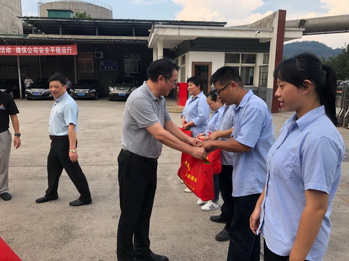 永安雙華公司吳泉艷：海峽科化黨委書記、董事長(zhǎng)吳彩洪為雙華公司員工送清涼現(xiàn)場(chǎng)_調(diào)整大小.jpg