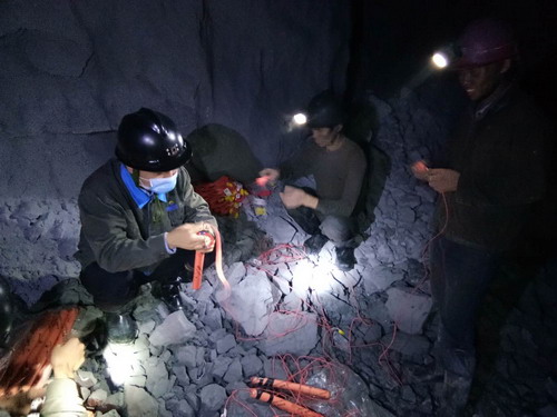 唐文 技術(shù)人員手把手地指導作業(yè)人員制作起爆藥�?_調(diào)整大小.jpg