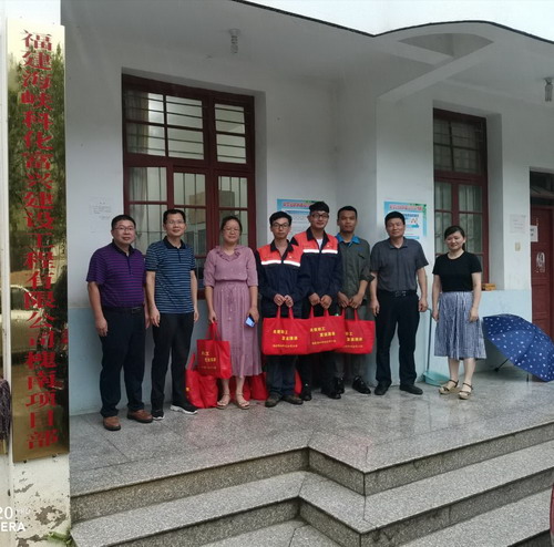 富興建設(shè)-來慶�?海峽科化公司領(lǐng)導到富興建設(shè)公司槐南項目部慰問一線職工_調(diào)整大小.jpg
