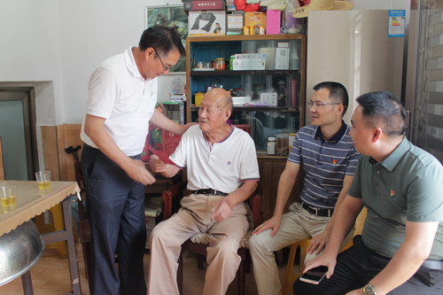 永安分公司鄭若男：海峽科化黨委書(shū)記、董事長(zhǎng)吳彩洪到永安分公司慰問(wèn)離休干�?(4)_調(diào)整大小.jpg