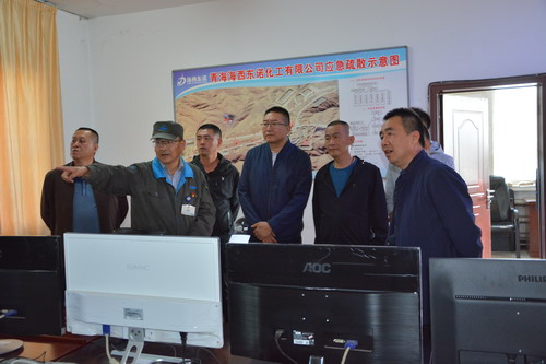 青海省公安廳治安總隊(duì)、新疆生產(chǎn)建設(shè)兵團(tuán)第二師公安局調(diào)研組在監(jiān)控室查看視頻監(jiān)控_調(diào)整大小.jpg