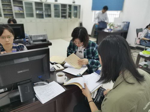 劉娟莉：圖為檢查組對分公司財(cái)務(wù)部進(jìn)行檢查_調(diào)整大小.jpg