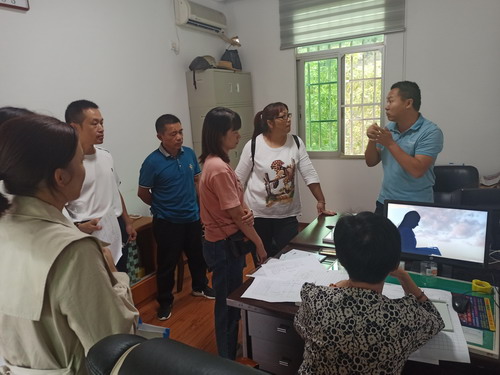 永安分公司劉卿云：燕南街道指導(dǎo)人員與分公司工作人員在進行問題反饋交流_調(diào)整大小.jpg