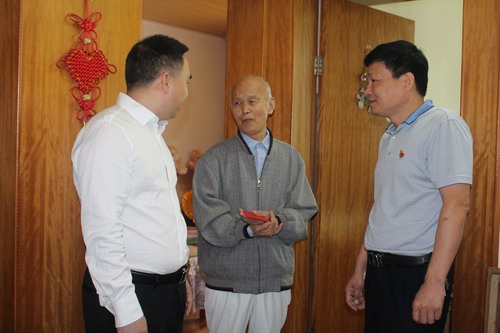 永安分公司鄭若男：海峽科化公司黨委委員、紀委書記何浦寨到永安分公司慰問60年以上黨齡老黨�?(3)_調(diào)整大小.JPG
