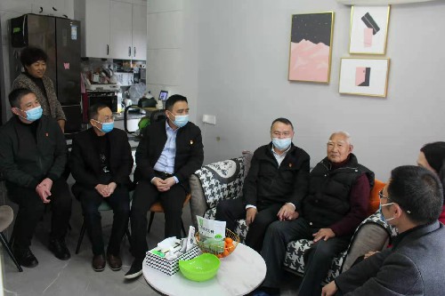 永安分公司l賴寶祿：省機(jī)電控股公司黨委委員、副總經(jīng)理陳伯煒到永安分公司走訪慰問離休干部和困難職�?(2)~1.jpg
