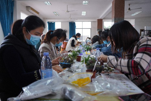 烽林連珂瑩：烽林分公司舉辦慶“三八”花藝、微景觀植物DIY活動(dòng)3~1.jpg