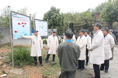 黃曉志：圖為檢查組深入分公司成品儲存庫進(jìn)行實地檢�?(1)~1.jpg