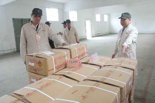黃曉志：圖為檢查組深入分公司成品儲存庫進(jìn)行實地檢�?(2)~1.jpg