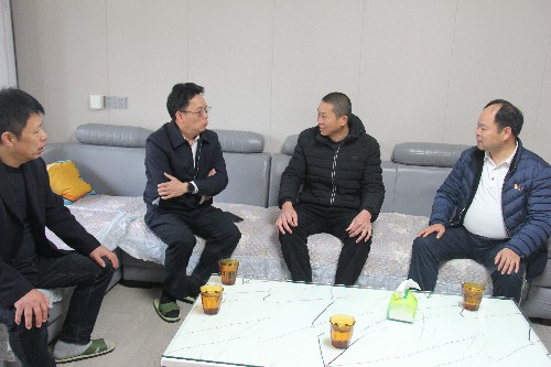 福安分公司胡廷淦：圖�?2�?2日海峽科化公司黨委副書記、總經(jīng)理顏建議走訪慰問福安分公司“一對一結(jié)對幫扶”困難職工~1.jpg