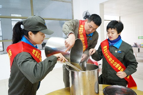 吳瑤聯(lián)合機(jī)關(guān)二黨支部開展“寒冬送溫暖，真情暖人心”主題黨日活動(dòng)~1.jpg