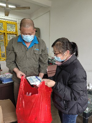 ?？朴来?孫巧�?用心做好“娘家人�?海峽科化永春分公司工會(huì)關(guān)愛“再行動(dòng)�? (2)~1.jpg