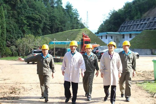 海峽科化永安分公司荊東杰：省機電控股公司黨委委員、副總經(jīng)理吳大文到海峽科化永安分公司調(diào)研指導(dǎo)汛期災(zāi)后自救及復(fù)工復(fù)產(chǎn)工作照�?~1.jpg