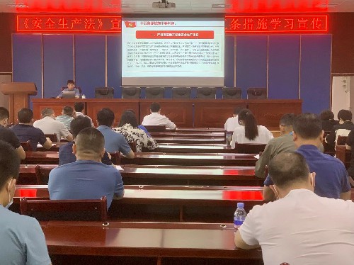 龍巖分公�?郭芳�?正在開展安全生產(chǎn)法條例學習~1.jpg