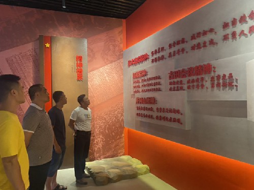 烽林連珂瑩：弘揚(yáng)“八一”精�?傳承紅色基因——海峽科化烽林分公司黨委開展退役軍人黨員紅色教學(xué)活�?.jpg
