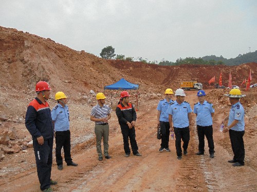 富興建設(shè)公司+盧玉�?三明市公安局、應(yīng)急局聯(lián)合檢查組在富興建設(shè)公司項(xiàng)目施工現(xiàn)場(chǎng)檢查~1.jpg