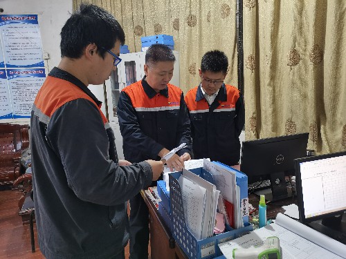 富興建設(shè)公司+王凱�?來(lái)慶忠到項(xiàng)目部開(kāi)展工程車輛使用情況專項(xiàng)督查~1.jpg