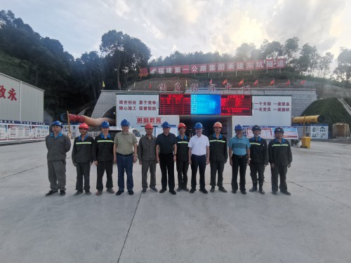 格式工廠民化建設(shè) 郭建�?吳彩洪董事長實(shí)地調(diào)研政永高速III標(biāo)段東坑隧道爆破工程項(xiàng)目3.jpg